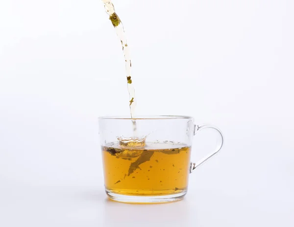 Chá Verde Derramando Xícara Isolada Fundo Branco — Fotografia de Stock