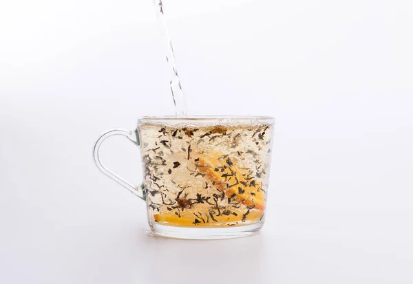 Tee Gießen Glas Tasse Isoliert Auf Weiß — Stockfoto