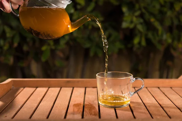 Verter Una Tetera Una Taza Sobre Fondo Borroso Naturaleza —  Fotos de Stock