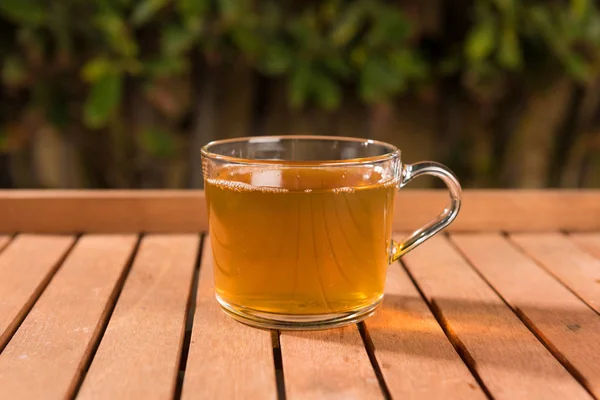 Smaczne Ziołowe Herbaty Szklany Kubek Stole Lato Wypoczynek — Zdjęcie stockowe