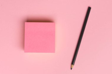 «Ana sayfa» görünümü boş Not Defteri sayfası ve kalem renkli yüzeyi düz yatıyordu resimle