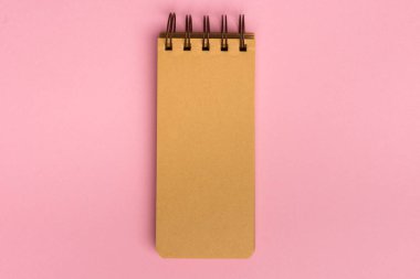 «Ana sayfa» görünümü boş Not Defteri sayfası renkli yüzeyi düz yatıyordu resimle