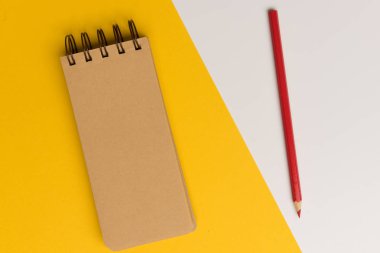 «Ana sayfa» görünümü boş Not Defteri sayfası ve kalem renkli yüzeyi düz yatıyordu resimle