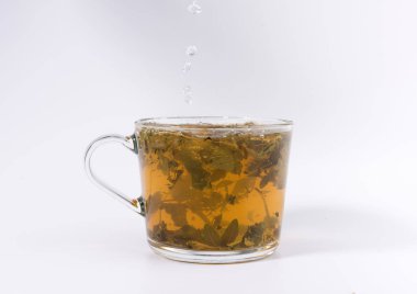 çay, beyaz arka plan üzerinde izole ile cam fincan sıcak su dökme