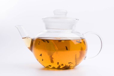 Cam çaydanlık siyah çay nad taze turuncu beyaz arka plan üzerinde izole