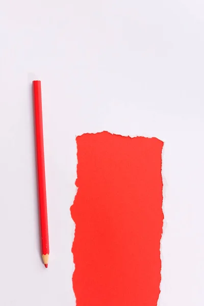 Белая Рваная Бумага Красном Фоне Карандашом — стоковое фото
