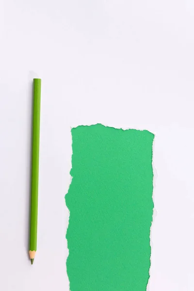 Белая Рваная Бумага Зеленом Фоне Карандашом — стоковое фото