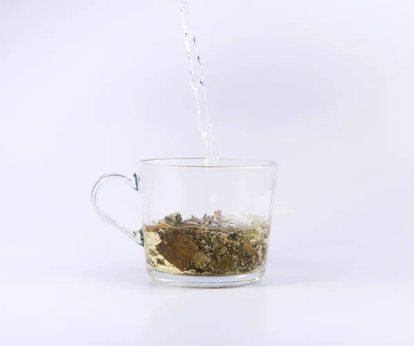 Ρίχνει Ζεστό Νερό Γυαλί Κύπελλο Τσάι Απομονώνονται Λευκό Φόντο — Φωτογραφία Αρχείου