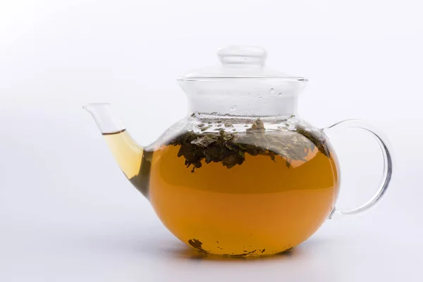Glas Teekanne Mit Kräutertee Isoliert Auf Weißem Hintergrund — Stockfoto