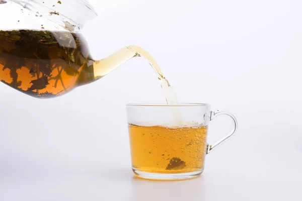 Chá Derramando Xícara Isolada Branco — Fotografia de Stock