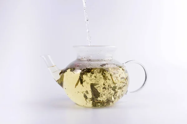 Verser Eau Chaude Théière Verre Avec Tisane Isolé Sur Fond — Photo