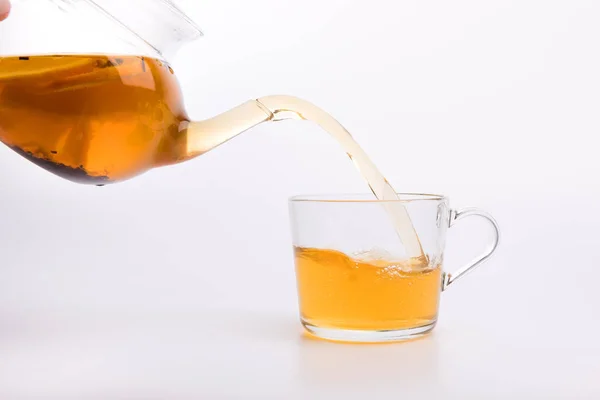Herbata Owocowa Leje Szklanki Izolowane Białym Tle — Zdjęcie stockowe