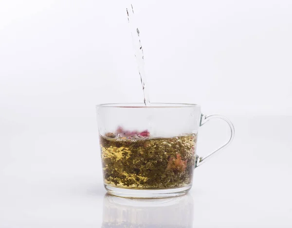 Tee Gießen Glasschale Isoliert Auf Weißem Hintergrund — Stockfoto