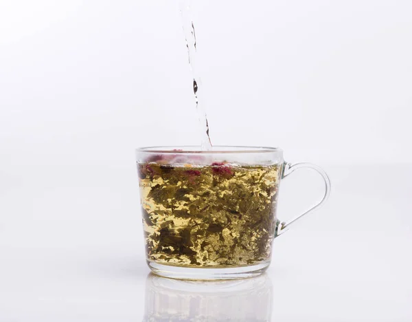 Tee Gießen Glasschale Isoliert Auf Weißem Hintergrund — Stockfoto