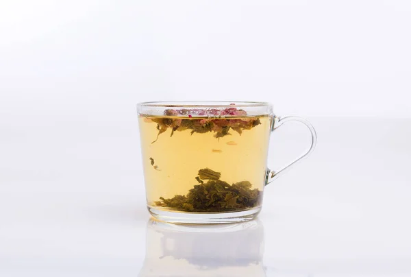 白い背景の上の熱い芳香のバラ茶のガラスのコップ — ストック写真