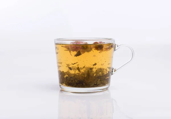 白い背景で隔離された緑茶のコップ — ストック写真