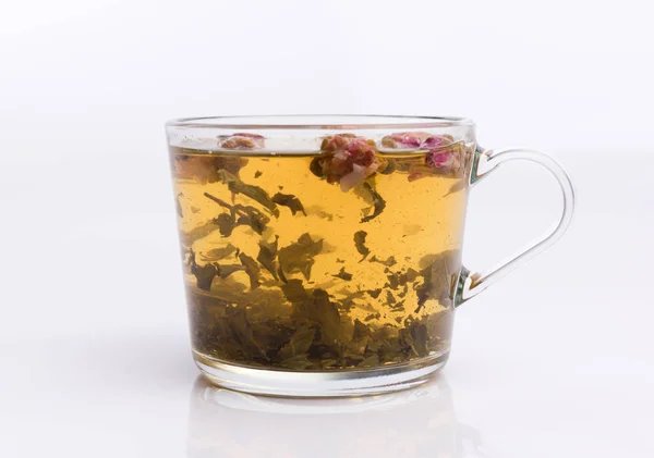 Szkło Filiżanka Zielonej Herbaty Różami Białym Tle — Zdjęcie stockowe