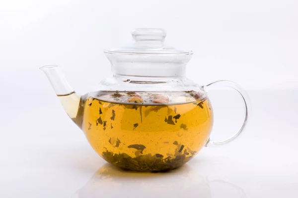 Glas Teekanne Mit Kräutertee Und Rosen Isoliert Auf Weißem Hintergrund — Stockfoto