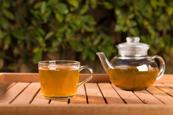 ティーポットと木製テーブル屋外でのお茶カップ — ストック写真