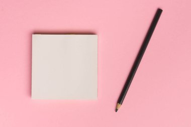 «Ana sayfa» görünümü boş Not Defteri sayfası ve kalem renkli yüzeyi düz yatıyordu resimle