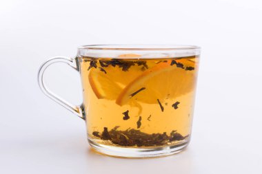 Beyaz arka planda bir bardak sıcak aromalı çay.