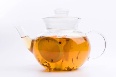 Bitkisel çay nad taze turuncu beyaz arka plan üzerinde izole ile cam çaydanlık