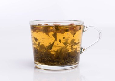 Cam fincan sıcak aromatik gül beyaz arka plan üzerinde