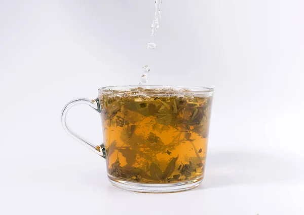 Wlewając Gorącą Wodę Szklanki Herbatą Izolowana Białym Tle — Zdjęcie stockowe