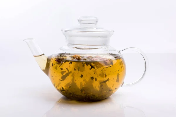 Glas Teekanne Mit Kräutertee Und Rosen Isoliert Auf Weißem Hintergrund — Stockfoto