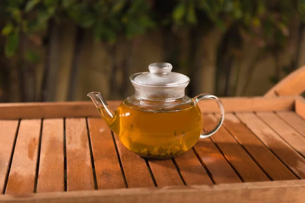 Чайник Зеленого Чая Деревянном Столе Открытом Воздухе — стоковое фото