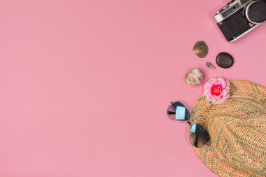 Yaz tatili konsepti. şık güneş gözlüğü, pembe arka plan retro fotoğraf kamerası, düz yatıyordu. metin için alan. seyahat zamanı