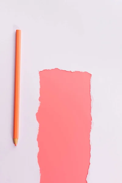 Белая Рваная Бумага Розовом Фоне Карандашом — стоковое фото