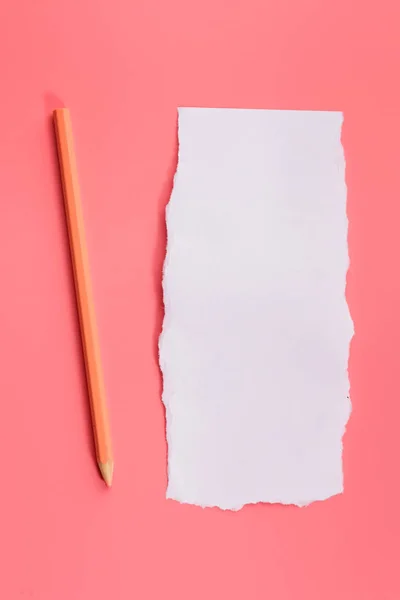 Кусок Белой Порванной Бумаги Розовом Фоне Карандашом — стоковое фото