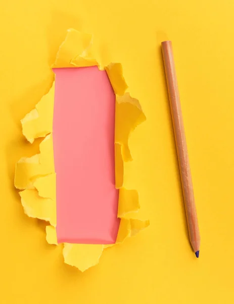 Жовтий Рваний Папір Рожевому Фоні Олівцем — стокове фото