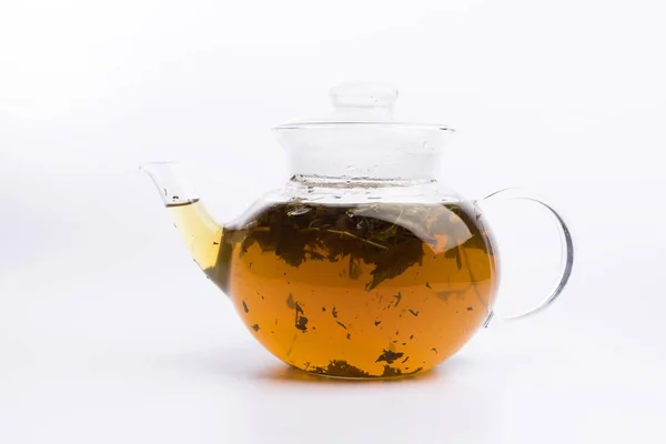 玻璃茶壶与草本茶查出在白色背景 — 图库照片