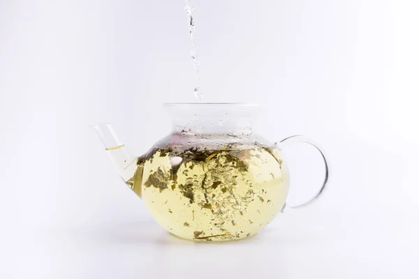 Наливание Горячей Воды Стеклянный Чайник Травяной Чай Изолированные Белом Фоне — стоковое фото