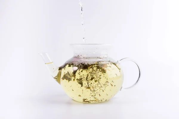 Verser Eau Chaude Théière Verre Avec Tisane Isolé Sur Fond — Photo