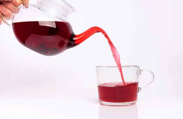 Glas Teekanne Gießen Hibiskus Tee Tasse Isoliert Auf Weißem Hintergrund — Stockfoto