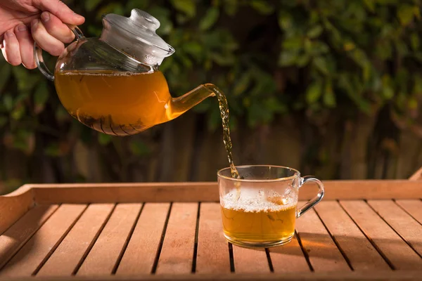 Verser Thé Théière Dans Une Tasse Fond Naturel — Photo