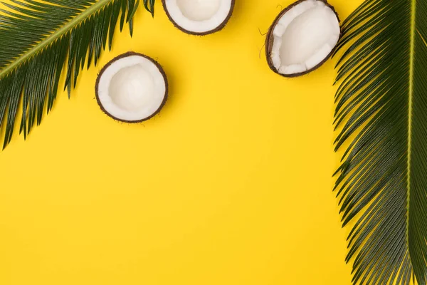 Кокосы Пальмовые Листья Желтом Фоне Вид Сверху — стоковое фото
