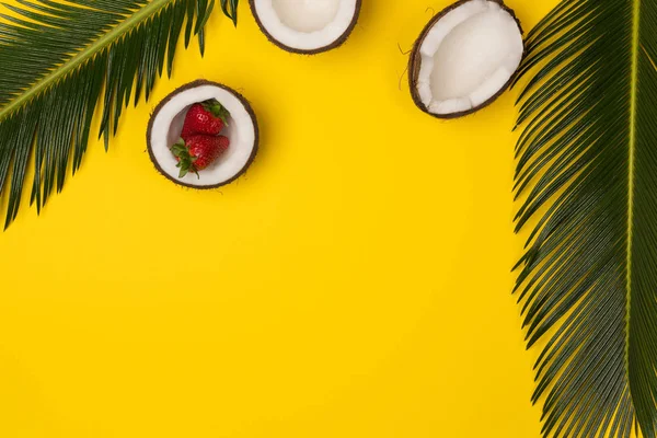 Kokosnüsse Und Palmblätter Isoliert Auf Gelbem Hintergrund Draufsicht — Stockfoto