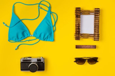 mayo, çerçeve, kamera, sarı arka plan üzerinde güneş gözlüğü, üst görünüm