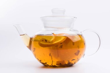 Bitkisel çay nad taze turuncu beyaz arka plan üzerinde izole ile cam çaydanlık