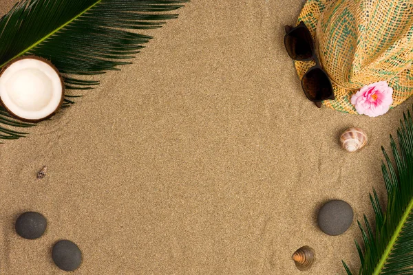 Composición Vacaciones Verano Sombrero Hojas Palma Gafas Sol Otras Cosas —  Fotos de Stock