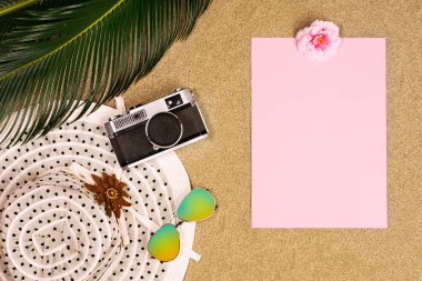 Fotoğraf çerçevesi, kum arka plan üzerinde plaj teması, üst görünüm. Metin için alan