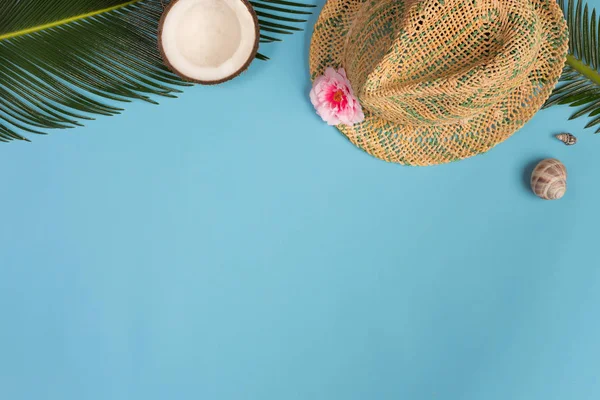 Elegante Composición Verano Con Coco Hojas Verdes Sombrero Sobre Fondo — Foto de Stock