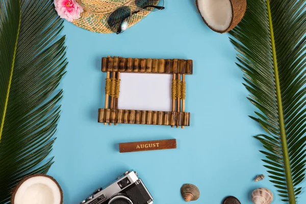 Elegante Composición Verano Con Marco Fotos Hojas Verdes Sombrero Gafas — Foto de Stock