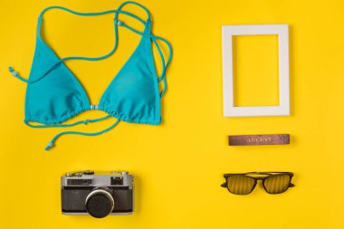 mayo, çerçeve, kamera, sarı arka plan üzerinde güneş gözlüğü, üst görünüm