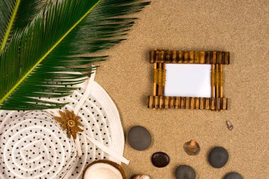 Tatil arka plan konsepti ve kum üzerinde fotoğraf çerçevesi. üst görünüm.