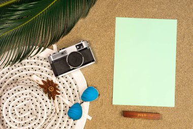 metin için alan, fotoğraf çerçevesi, kum arka plan üzerinde plaj teması, üst görünüm